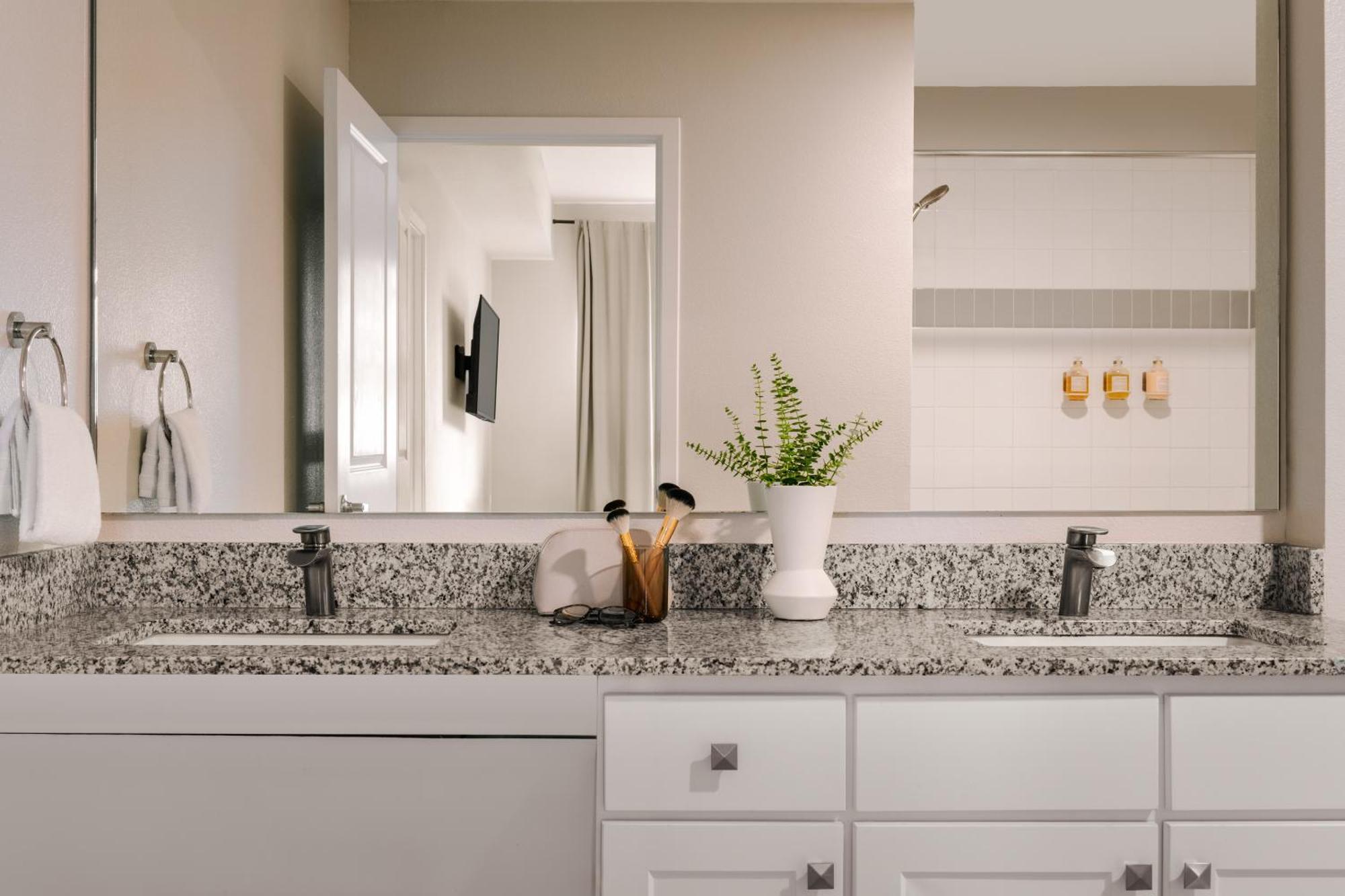 Sonder By Marriott Bonvoy Vista Cay Apartments Williamsburg Room photo